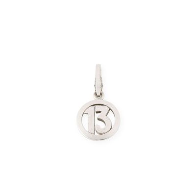 un pendentif en argent sur lequel est gravée la lettre b