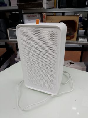 une enceinte blanche posée sur une table blanche