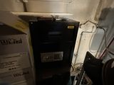 une boîte noire posée sur une autre boîte dans une pièce