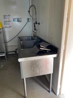 Une plonge en inox à 2 bacs et 1 égouttoir, avec douchette D… (photo 3)