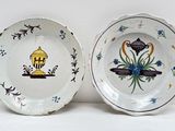 deux assiettes avec des motifs différents