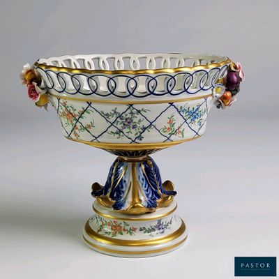 un grand saladier orné d'un motif floral