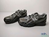 une paire de chaussures New Balance posée sur une surface blanche