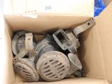 une boîte en carton remplie d'un tas de vieux objets