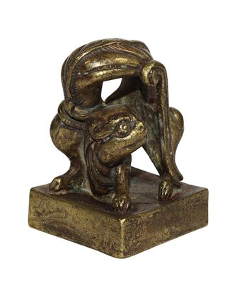 statue en bronze représentant une grenouille posée sur un socle, sur fond blanc