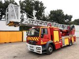un camion rouge et jaune équipé d'une grue à l'arrière