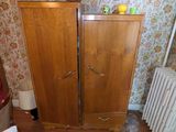 une chambre avec un lit, une commode et un radiateur