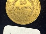 un gros plan d'une pièce d'or posée sur une surface noire, avec une étiquette de prix