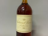 gros plan d'une bouteille de vin posée sur une table