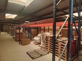 un grand entrepôt rempli de boîtes et de palettes