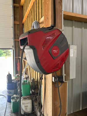 un sèche-cheveux rouge et noir dans un garage