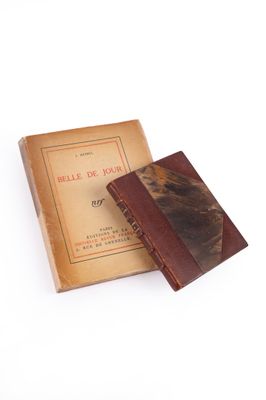 un vieux livre posé sur une caisse en bois, à côté d'un livre