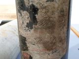 une bouteille de vin laissée sur la table