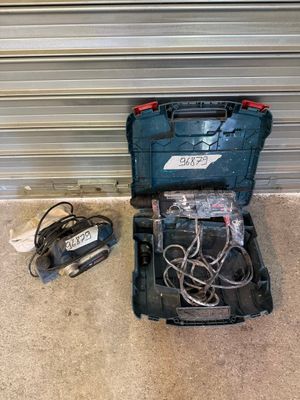 une boîte à outils posée par terre à côté d'un cordon d'alimentation
