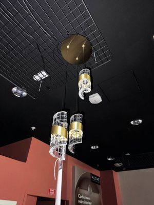 les trois lampes suspendues au plafond de la pièce
