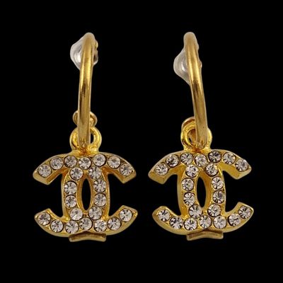 une paire de boucles d'oreilles Chanel ornées de diamants sur fond noir