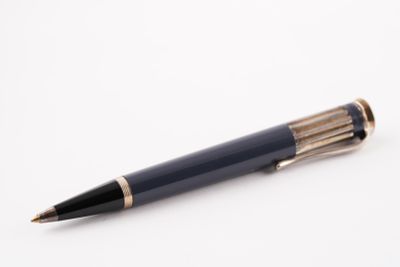 un stylo posé sur une surface blanche