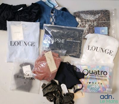 un tas de vêtements posés sur une table
