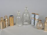 un grand nombre de bouteilles en verre posées sur une table
