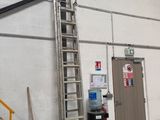 une échelle appuyée contre un mur dans un bâtiment