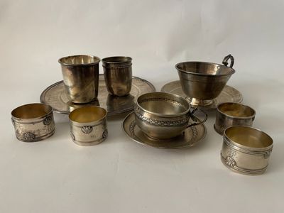 un plateau en argent sur lequel sont disposées des tasses et des soucoupes