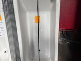 des toilettes blanches et un lavabo blanc dans un entrepôt