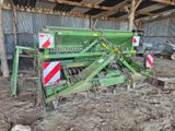 un tracteur qui est à l'arrêt dans la boue