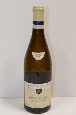 une bouteille de vin posée sur une table