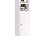 La grande armoire blanche est dotée d'une porte et d'une étagère au-dessus.
