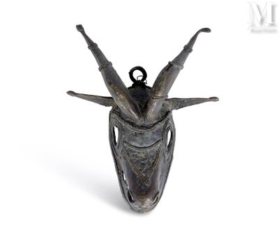 une statue représentant une tête à cornes