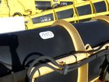 un bateau noir et jaune amarré dans l'eau