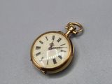 montre de poche avec des chiffres romains sur le cadran