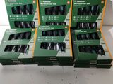quatre cartons contenant des pneus de vélo verts et noirs posés sur une surface blanche
