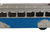un petit bus jouet argenté et bleu sur fond blanc