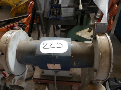 une machine sur laquelle figure un numéro sur le côté