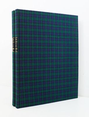 un livre à carreaux bleus et verts, avec une reliure dorée