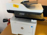 une imprimante posée sur un bureau à côté d'une imprimante