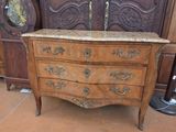 une commode en bois avec un plateau en marbre