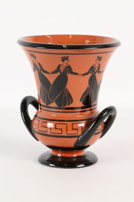 un vase orné d'un motif noir et orange