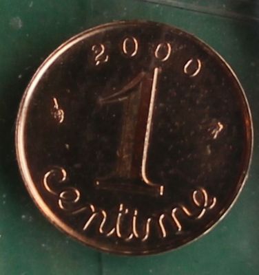 un gros plan d'une pièce de monnaie sur laquelle figure le chiffre un