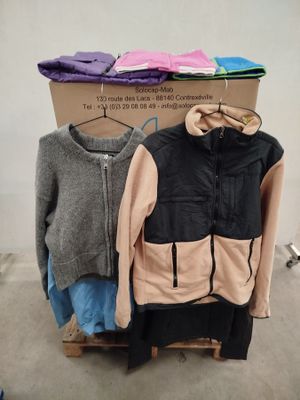 une pile de vêtements posée sur une boîte en carton