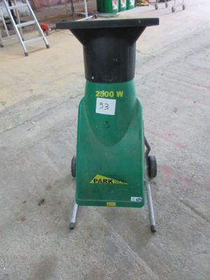 une machine verte posée sur le sol