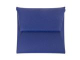 une petite pochette en cuir bleu munie d'une fermeture à glissière