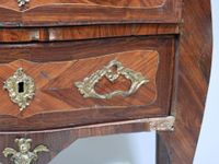 Petite commode rectangulaire à façade légèrement galbée en p… (photo 6)