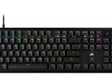 un clavier d'ordinateur posé sur une surface blanche