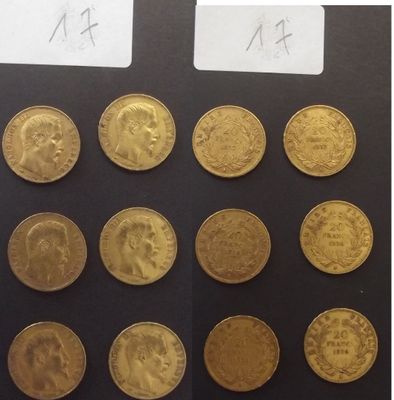 gros plan d'un paquet de pièces d'or sur une table