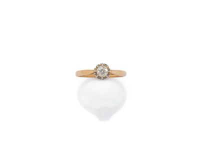 bague en perles blanches et diamants sur fond blanc