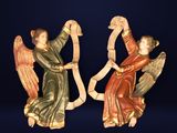 deux figurines d'anges tenant une harpe