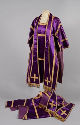 Paire de dalmatiques en soie violette et deux manipules et l…