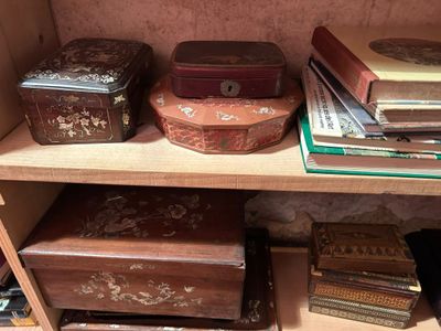 de nombreux livres sur une étagère dans un coin de la pièce